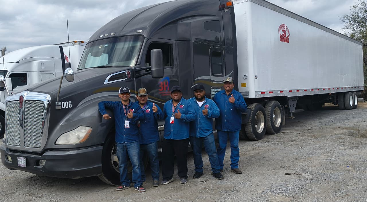 Equipo de 3H Autotransportes frente a camión